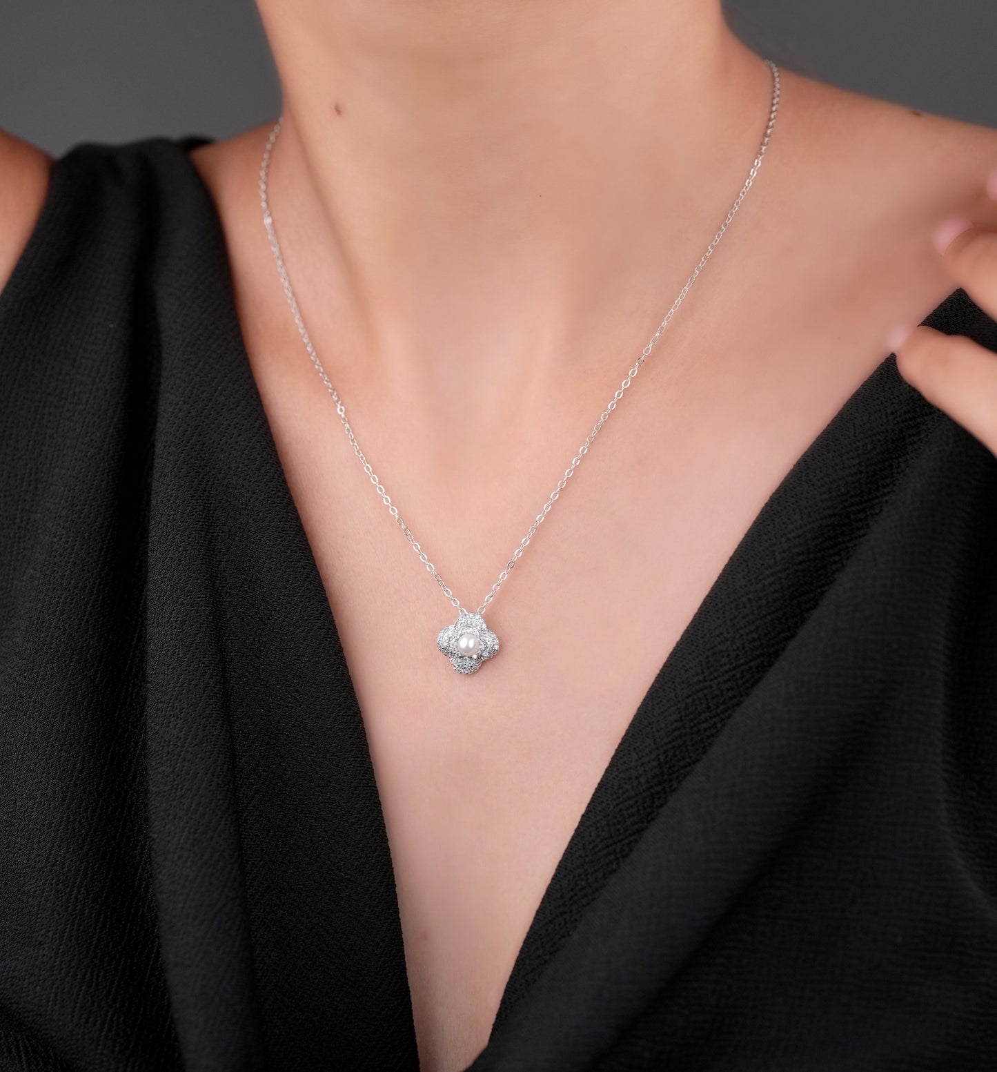 Dainty bloom necklace