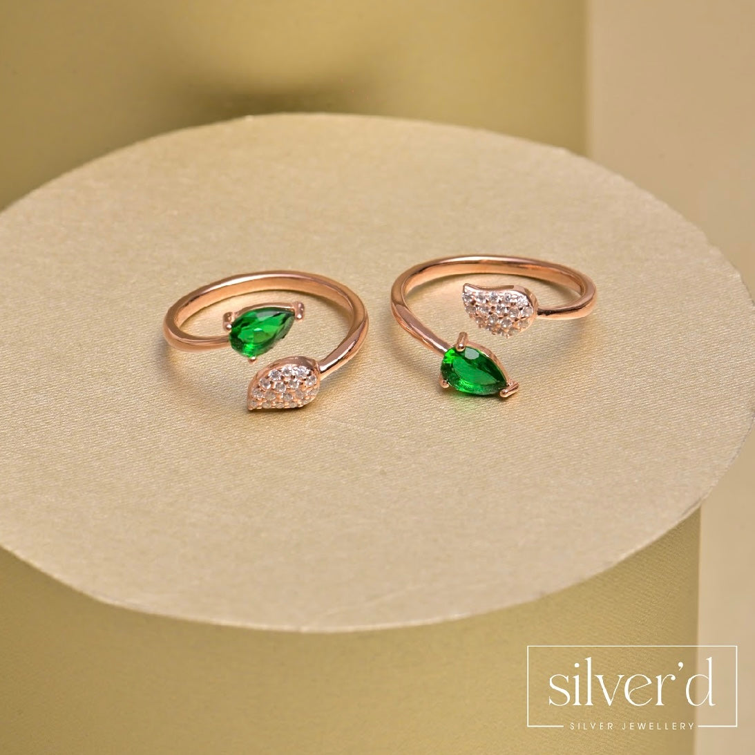 Emerald elegance toe rings