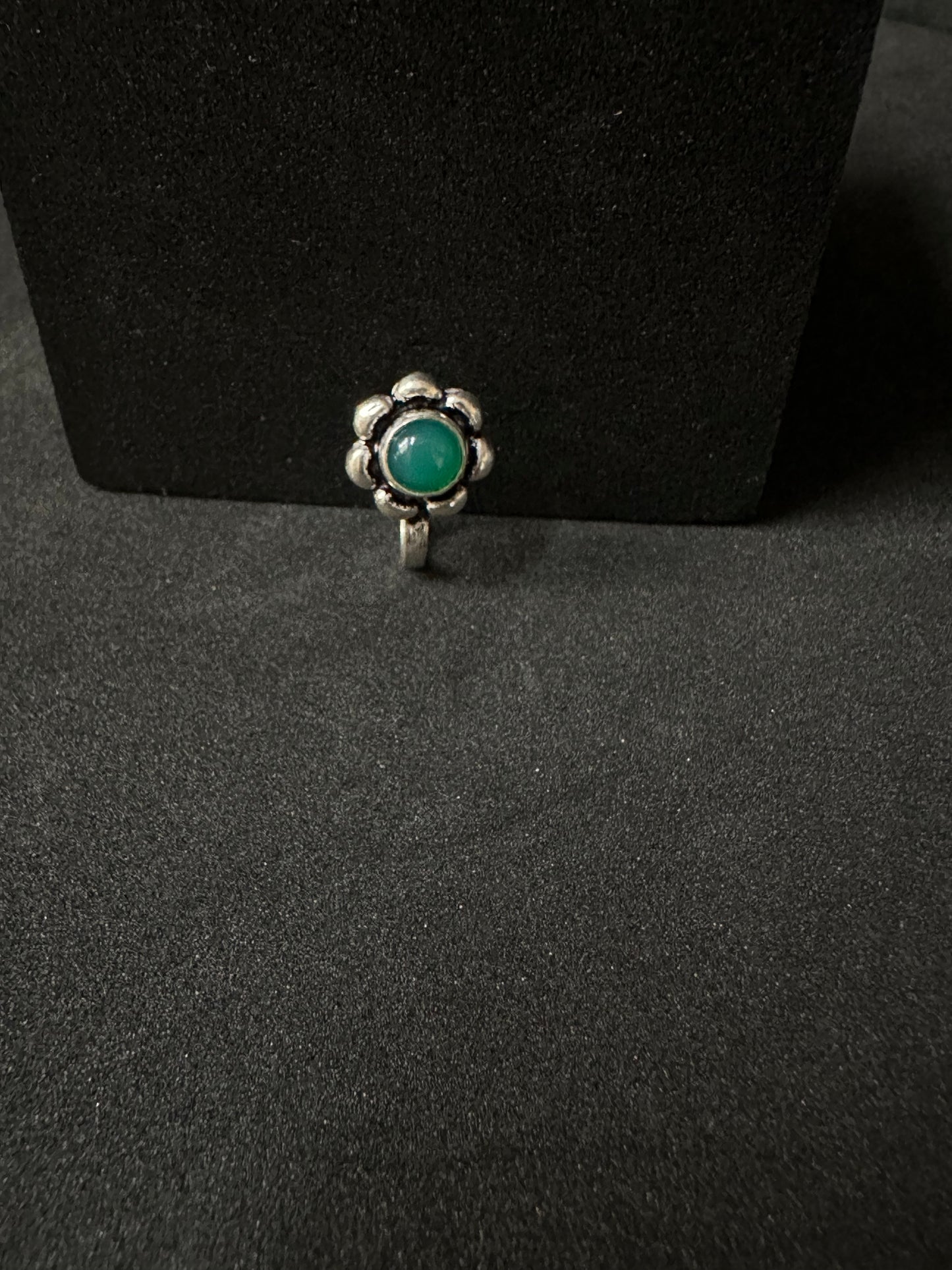 Green flower oxidised nose pin