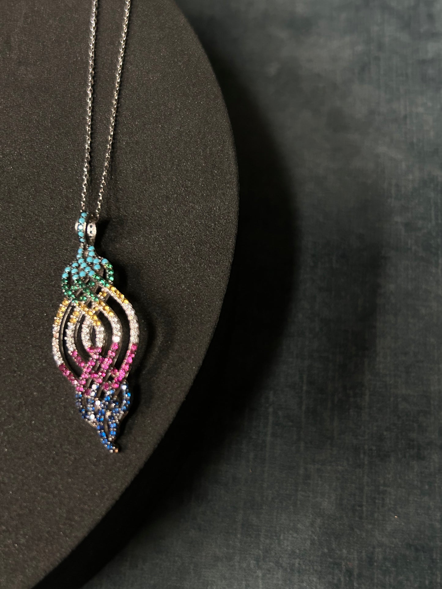 Multicoloured pendant with chain